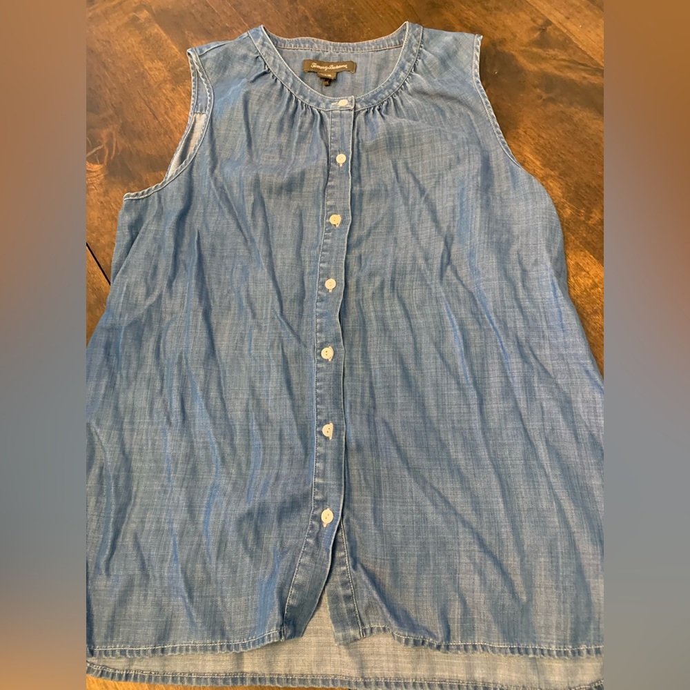 Tommy Brahma full button sleeve less top